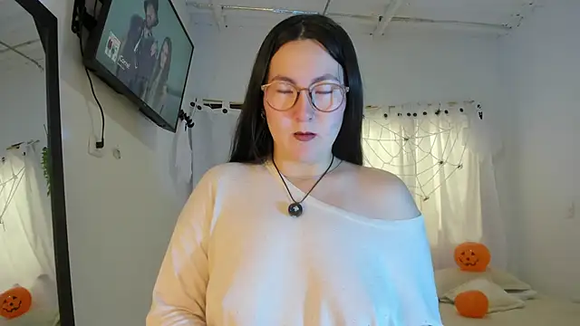 Elle Lee  online show from 8, 10, 2025