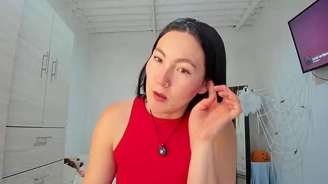 Elle Lee  online show from 28, 10, 2025