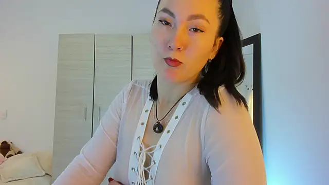 Elle Lee  online show from 4, 2, 2026