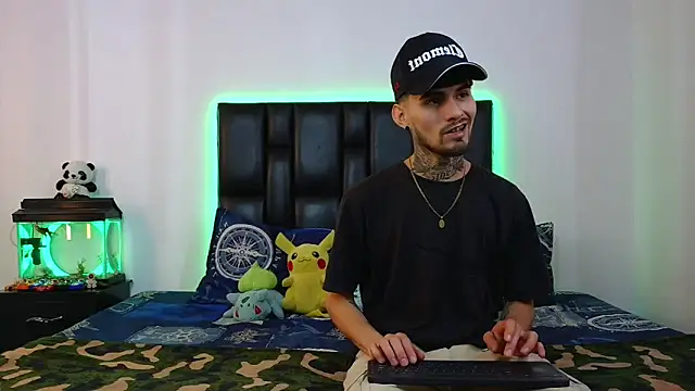 Snapshot of Brutal_Sex_Fucking chatting on 18, 3, 2026 Brutal Sex Fucking online show from 18, 3, 2026