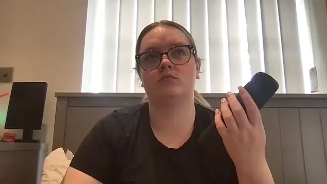 honeyyy24 online show from 4, 6, 2026
