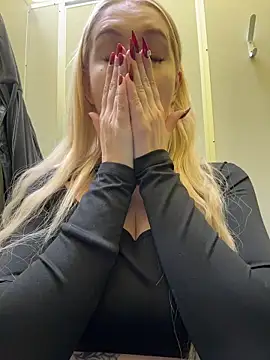 Snapshot of Milkyy_wway chatting on 23, 12, 2025 Milkyy wway online show from 23, 12, 2025