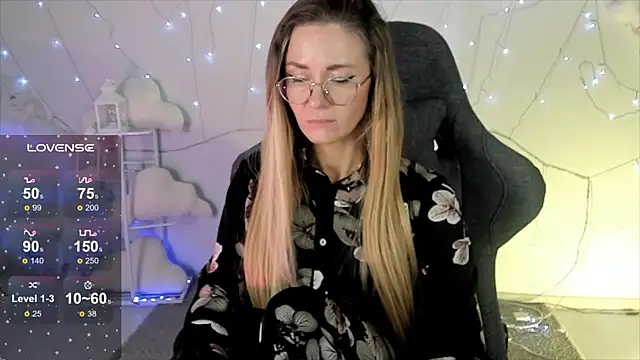 Snapshot of LadyIzabel chatting on 3, 2, 2025 LadyIzabel online show from 3, 2, 2025