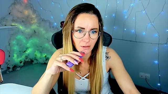 Snapshot of LadyIzabel chatting on 23, 2, 2025 LadyIzabel online show from 23, 2, 2025