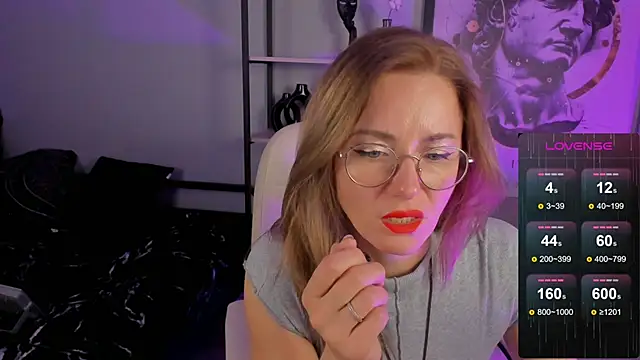 Snapshot of LadyIzabel chatting on 28, 10, 2025 LadyIzabel online show from 28, 10, 2025