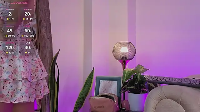 DahianaWalcott online show from 12, 9, 2025