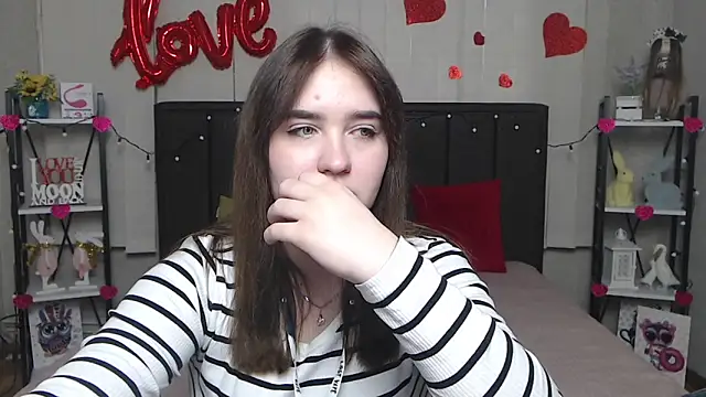 LauraHlot online show from 8, 3, 2025