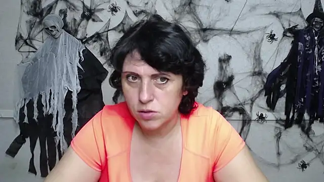 Snapshot of LuciaMii chatting on 25, 10, 2025 LuciaMii online show from 25, 10, 2025