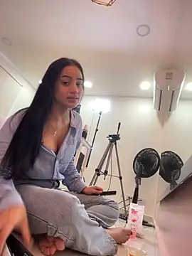 ariel jonees online show from 24, 11, 2025