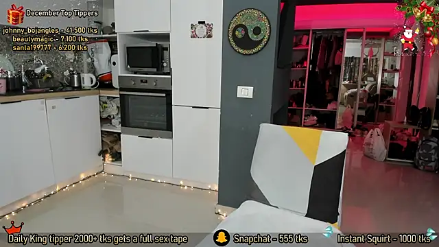 Snapshot of AmySuperHeroes chatting on 19, 12, 2025 AmySuperHeroes online show from 19, 12, 2025