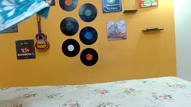 Snapshot of evaleribigtits18 chatting on 19, 9, 2025 evaleribigtits18 online show from 19, 9, 2025