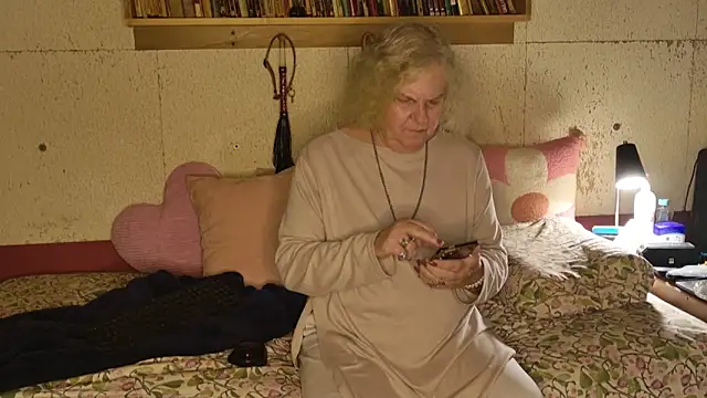 Snapshot of theadora chatting on 10, 9, 2025 theadora online show from 10, 9, 2025