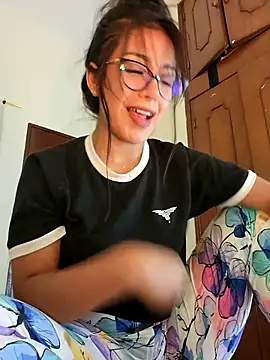 Snapshot of Lau1127 chatting on 25, 10, 2025 Lau1127 online show from 25, 10, 2025