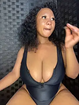 Snapshot of MayaPassion chatting on 4, 1, 2025 MayaPassion online show from 4, 1, 2025