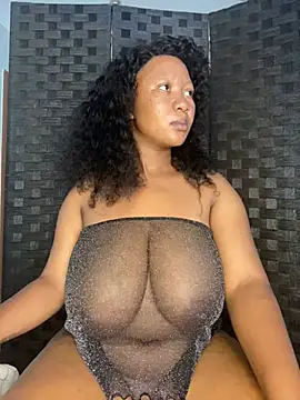 Snapshot of MayaPassion chatting on 5, 1, 2025 MayaPassion online show from 5, 1, 2025