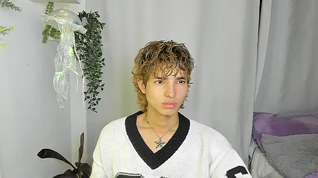 Snapshot of santy-kitty chatting on 7, 10, 2025 santy-kitty online show from 7, 10, 2025