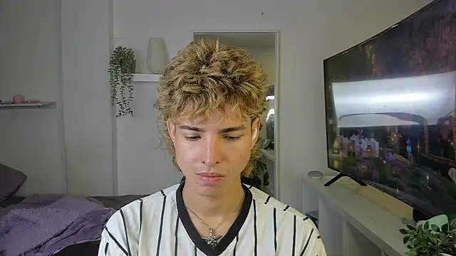 Snapshot of santy-kitty chatting on 8, 11, 2025 santy-kitty online show from 8, 11, 2025