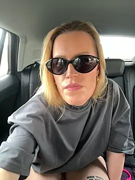 Snapshot of Sissy-Bee chatting on 19, 10, 2025 Sissy-Bee online show from 19, 10, 2025