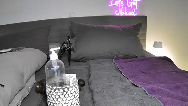 Snapshot of Sissy-Bee chatting on 28, 10, 2025 Sissy-Bee online show from 28, 10, 2025