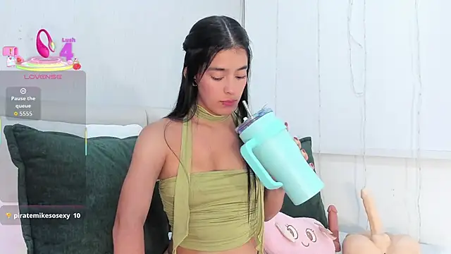 Isaa Queen online show from 2, 10, 2025