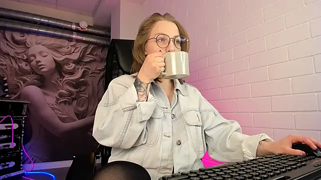 Snapshot of AphexQueen chatting on 19, 9, 2025 AphexQueen online show from 19, 9, 2025