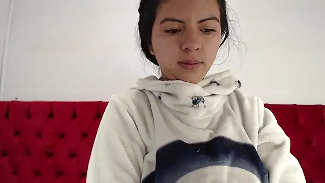Snapshot of CarolineBrunx chatting on 5, 1, 2025 CarolineBrunx online show from 5, 1, 2025