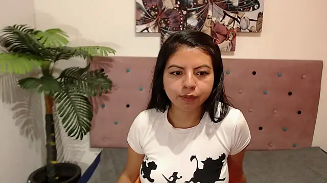 Snapshot of CarolineBrunx chatting on 5, 3, 2025 CarolineBrunx online show from 5, 3, 2025