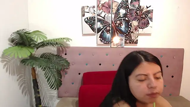 Snapshot of CarolineBrunx chatting on 8, 3, 2025 CarolineBrunx online show from 8, 3, 2025