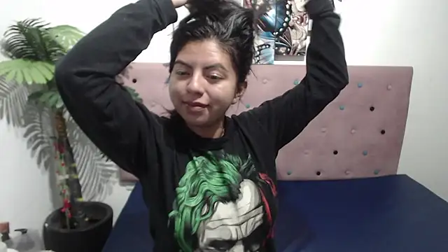 Snapshot of CarolineBrunx chatting on 12, 3, 2025 CarolineBrunx online show from 12, 3, 2025