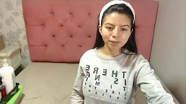 Snapshot of CarolineBrunx chatting on 15, 12, 2025 CarolineBrunx online show from 15, 12, 2025