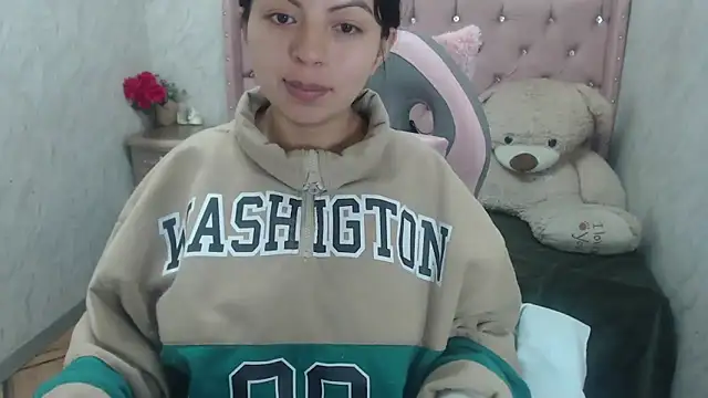 Snapshot of CarolineBrunx chatting on 7, 2, 2026 CarolineBrunx online show from 7, 2, 2026