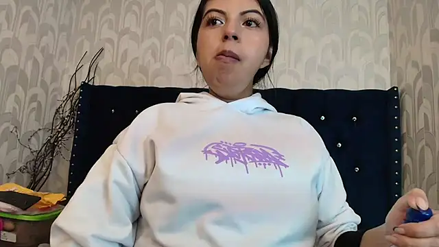 Snapshot of CarolineBrunx chatting on 7, 3, 2026 CarolineBrunx online show from 7, 3, 2026