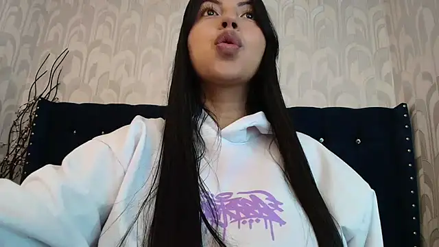 Snapshot of CarolineBrunx chatting on 10, 3, 2026 CarolineBrunx online show from 10, 3, 2026