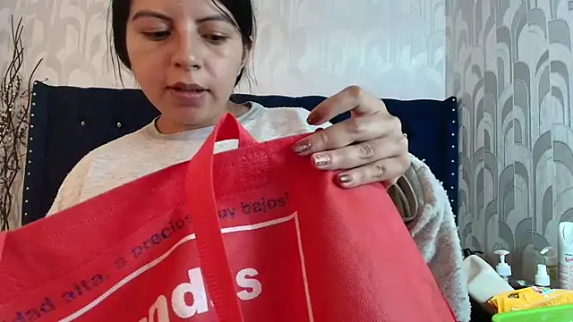 Snapshot of CarolineBrunx chatting on 4, 4, 2026 CarolineBrunx online show from 4, 4, 2026