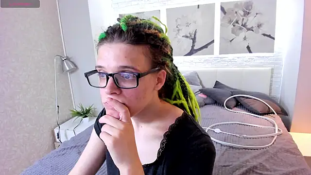 Snapshot of KIKI_Krash chatting on 14, 9, 2025 KIKI Krash online show from 14, 9, 2025