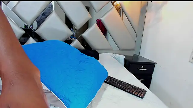 Nahomi-Hill online show from 8, 4, 2026