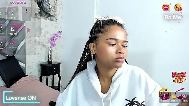 Snapshot of moon_HoneyX chatting on 7, 12, 2024 moon HoneyX online show from 7, 12, 2024