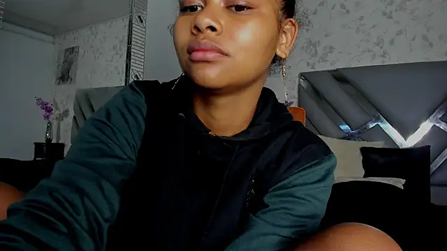 Snapshot of moon_HoneyX chatting on 2, 2, 2025 moon HoneyX online show from 2, 2, 2025