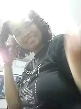 Snapshot of moon_HoneyX chatting on 5, 3, 2025 moon HoneyX online show from 5, 3, 2025