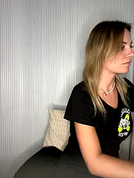 Snapshot of Milla__one chatting on 7, 11, 2025 Milla one online show from 7, 11, 2025