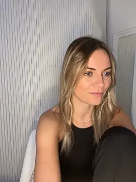 Snapshot of Milla__one chatting on 25, 11, 2025 Milla one online show from 25, 11, 2025