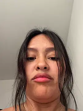 Snapshot of _NINA chatting on 7, 4, 2026 NINA online show from 7, 4, 2026