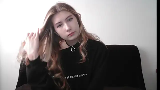 ErikaShyy online show from 6, 11, 2025