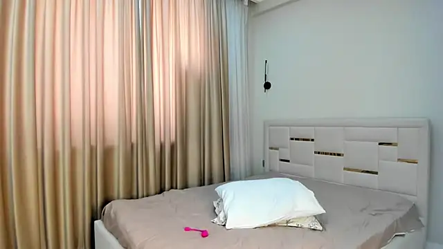 Lola Peach online show from 16, 3, 2026