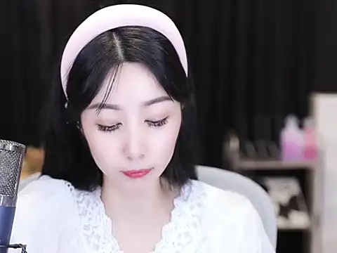 Snapshot of Nuyoah-77 chatting on 11, 9, 2025 Nuyoah-77 online show from 11, 9, 2025