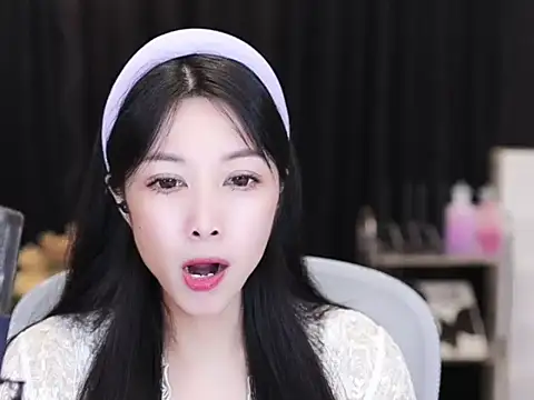 Snapshot of Nuyoah-77 chatting on 12, 9, 2025 Nuyoah-77 online show from 12, 9, 2025