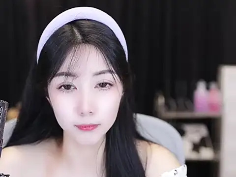 Snapshot of Nuyoah-77 chatting on 14, 9, 2025 Nuyoah-77 online show from 14, 9, 2025