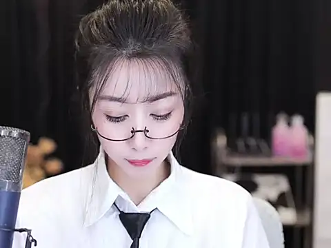 Snapshot of Nuyoah-77 chatting on 23, 9, 2025 Nuyoah-77 online show from 23, 9, 2025