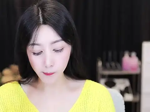 Snapshot of Nuyoah-77 chatting on 2, 10, 2025 Nuyoah-77 online show from 2, 10, 2025