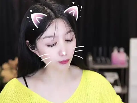 Snapshot of Nuyoah-77 chatting on 4, 10, 2025 Nuyoah-77 online show from 4, 10, 2025